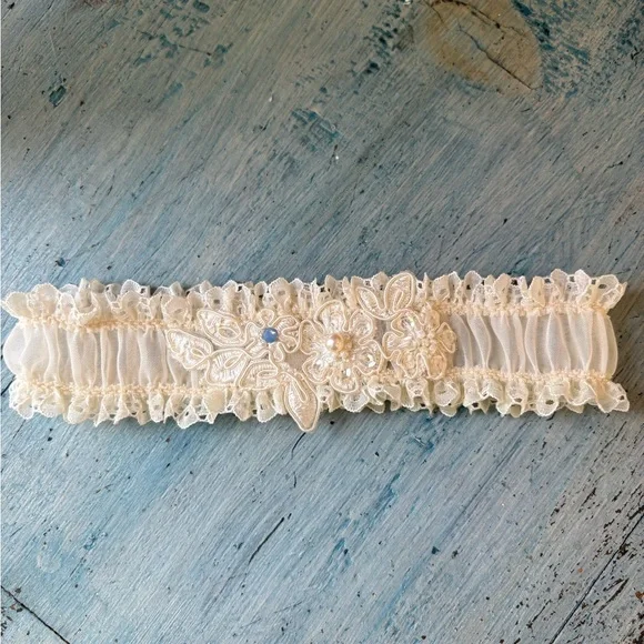 For the Bride - Beautiful Cream Lace Garter with Beading & Pearls - Picture 3 of 13